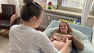 Geburtshaus Erlangen Franziska Seßler (r.) hat sich zum zweiten Mal für eine Geburt im Geburtshaus in Erlangen entschieden. Hebamme Julia Baecker (l.) untersucht den Babybauch.