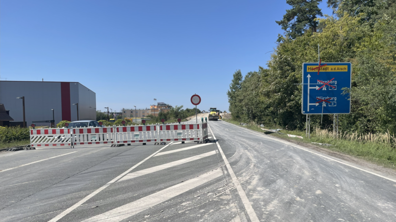 Die Staatsstraße St 2240 führt aus Richtung Erlangen-Dechsendorf am Gewerbepark vorbei Richtung Heßdorf. Noch bis Ende August wird die Durchfahrt gesperrt sein.