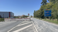 Die Staatsstraße St 2240 führt aus Richtung Erlangen-Dechsendorf am Gewerbepark vorbei Richtung Heßdorf. Noch bis Ende August wird die Durchfahrt gesperrt sein.