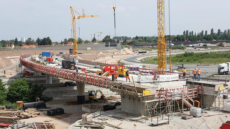 Am Autobahnkreuz Erlangen/F&uuml;rth kam es in den vergangenen Jahren  zu umfangreichen Bauarbeiten. Auch an anderen Abschnitten zwischen Erlangen und Geiselwind waren Baustellen: Die Strecke soll dreispurig werden.