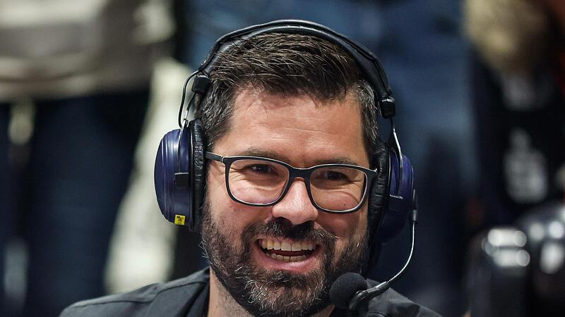 Wenn er Spiele kommentiert, sprüht Tobias Schimon vor Energie. Wenn er Spiele kommentiert, sprüht Tobias Schimon vor Energie.