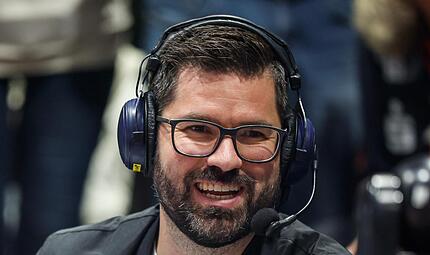 Wenn er DTM-Rennen oder Handball-Spiele kommentiert, spr&uuml;ht Tobias Schimon vor Energie.