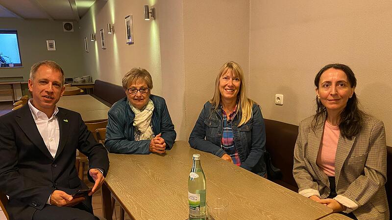 Mark Decker beobachtet zusammen mit Hannelore und Sandra Weiner sowie Ehefrau Evrim Solmaz-Decker den Wahlausgang.