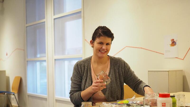 Museumspädagogin Alexandra Taschner bereitet eine der beiden Bastelstationen vor. Besucher der Museumsnacht können hier Windlichter gestalten.