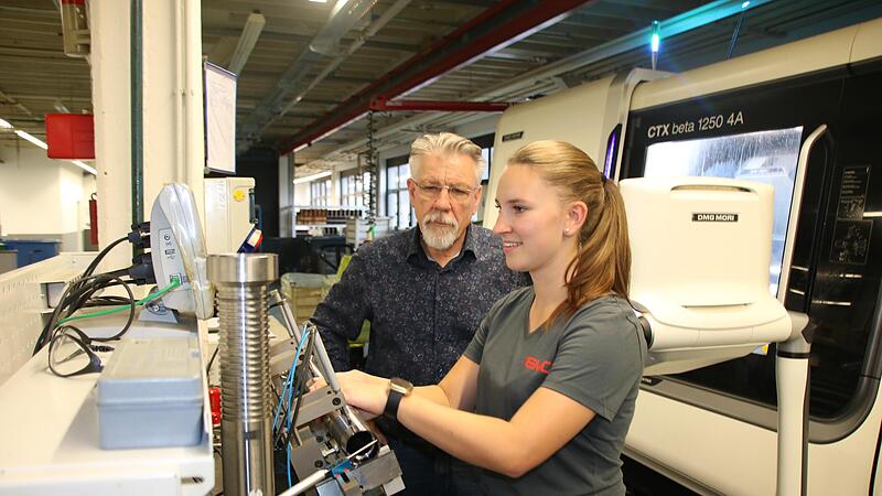 Nach der Bearbeitung mit der CNC-Drehmaschine m&uuml;ssen die Wellen und B&uuml;chsen per Hand gepr&uuml;ft werden. Zerspanungsmechanikerin Alina V&ouml;lkl arbeitet seit 2016 beim Hammelburger Temco-Werk, das mittlerweile zum Rieter-Konzern geh&ouml;rt. Auf dem Bild scha...