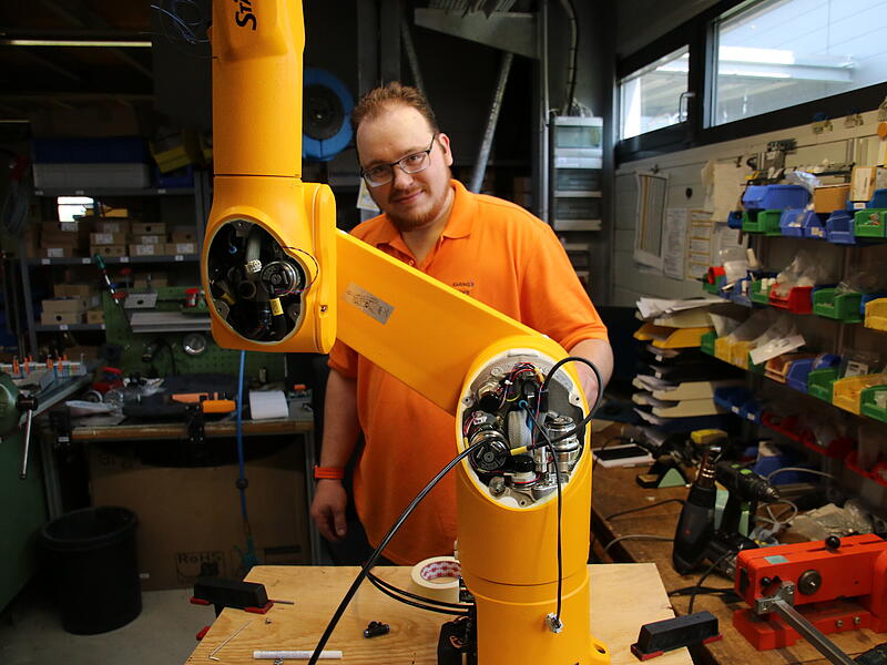 Robotik made in Bamberg: In der Kübrich-Gruppe in Priesendorf arbeitet ein Mitarbeiter an einem Roboter-Arm. Robotik made in Bamberg: In der Kübrich-Gruppe in Priesendorf arbeitet ein Mitarbeiter an einem Roboter-Arm.