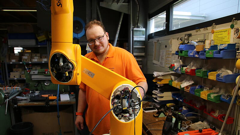 Robotik made in Bamberg: In der Kübrich-Gruppe in Priesendorf arbeitet ein Mitarbeiter an einem Roboter-Arm. Robotik made in Bamberg: In der Kübrich-Gruppe in Priesendorf arbeitet ein Mitarbeiter an einem Roboter-Arm.