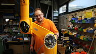 Robotik made in Bamberg: In der K&uuml;brich-Gruppe in Priesendorf arbeitet ein Mitarbeiter an einem Roboter-Arm.