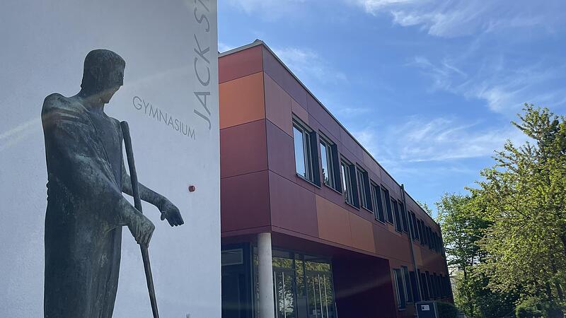 Mit 840 Schülerinnen und Schülern ist das Jack-Steinberger-Gymnasium in Bad Kissingen das größte Gymnasium im Landkreis. Mit 840 Schülerinnen und Schülern ist das Jack-Steinberger-Gymnasium in Bad Kissingen das größte Gymnasium im Landkreis.
