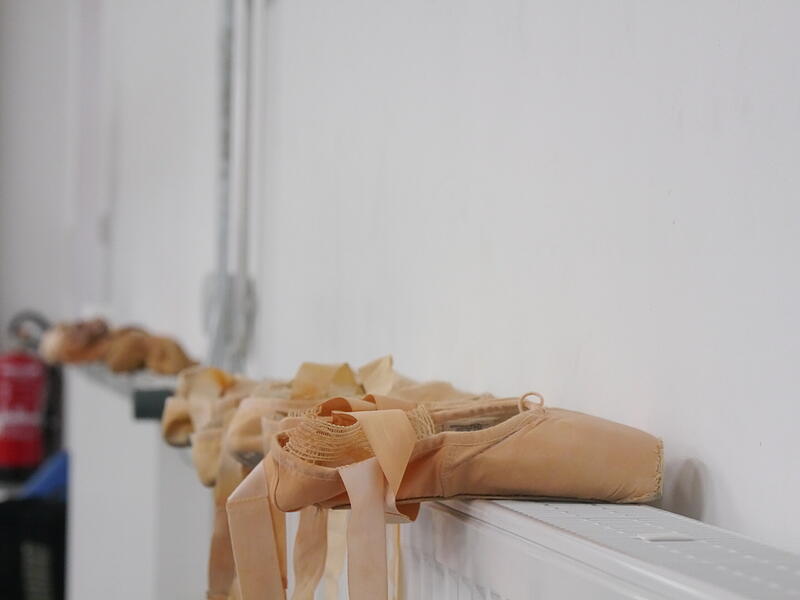 Spitzenschuhe des Ballettensembles des Landestheater Coburg. Spitzenschuhe des Ballettensembles des Landestheater Coburg.