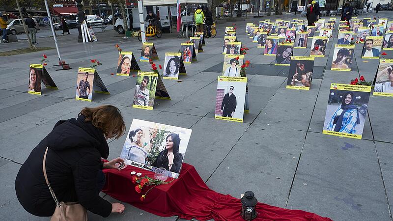 Fotos von Männern und Frauen, die bei den jüngsten Protesten im Iran getötet wurden, wurden auf dem Place de la Republique in der Paris aufgestellt.