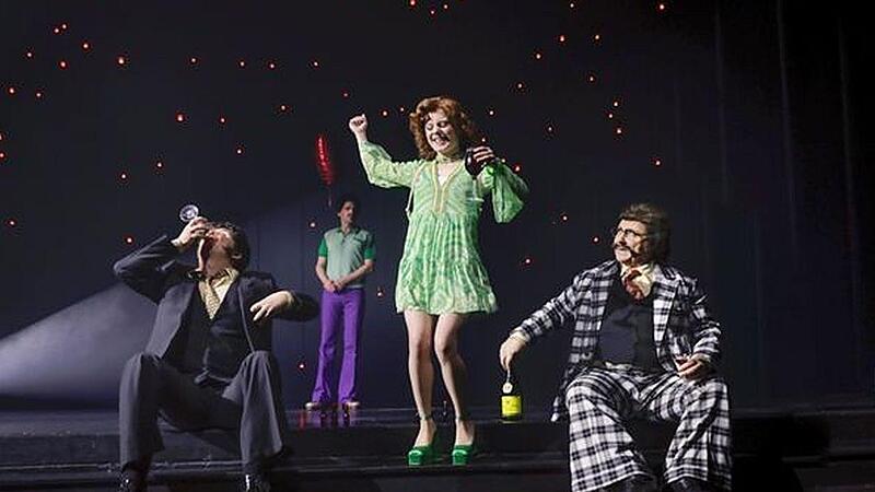 Die Hofer Inszenierung von Horváths „Kasimir und Karoline ist am 21. November im Kurtheater zu sehen. Die Hofer Inszenierung von Horváths „Kasimir und Karoline ist am 21. November im Kurtheater zu sehen.