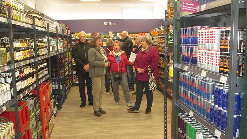 Zahlreiche Neugierige dr&auml;ngten sich nach der Freigabe in den Ladeng&auml;ngen, um das Angebot zu begutachten.
