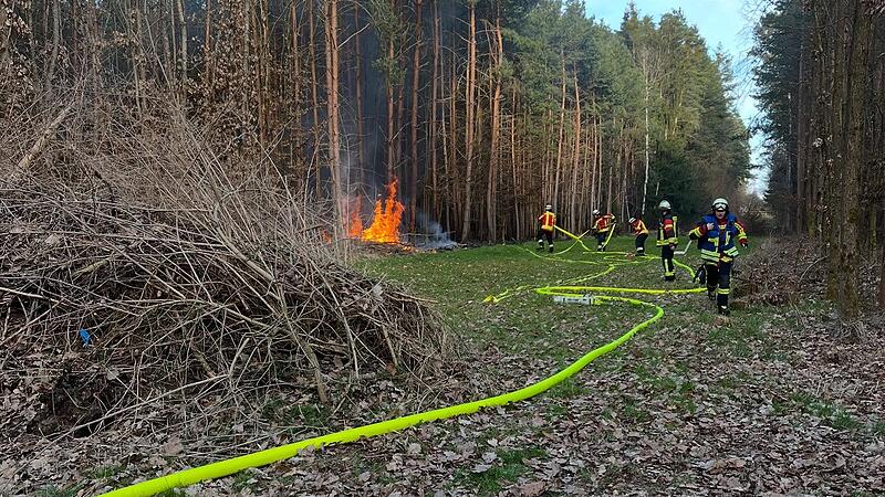 Waldbrand HeroldsbachForchheim & Fränkische Schweiz Am 24. März 2025 brannten in Heroldsbach im Landkreis Forchheim 300 bis 400 Quadratmeter Wald nieder.