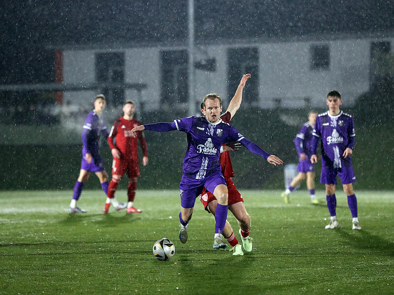 Der Bamberger Marc Reischmann behauptet sich im Dauerregen von Wildensorg gegen einen Kornburger.
