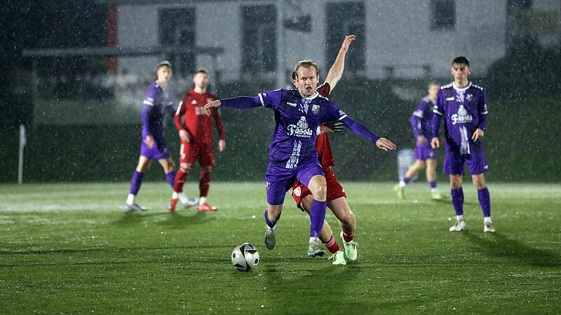 Der Bamberger Marc Reischmann behauptet sich im Dauerregen von Wildensorg gegen einen Kornburger. Der Bamberger Marc Reischmann behauptet sich im Dauerregen von Wildensorg gegen einen Kornburger.