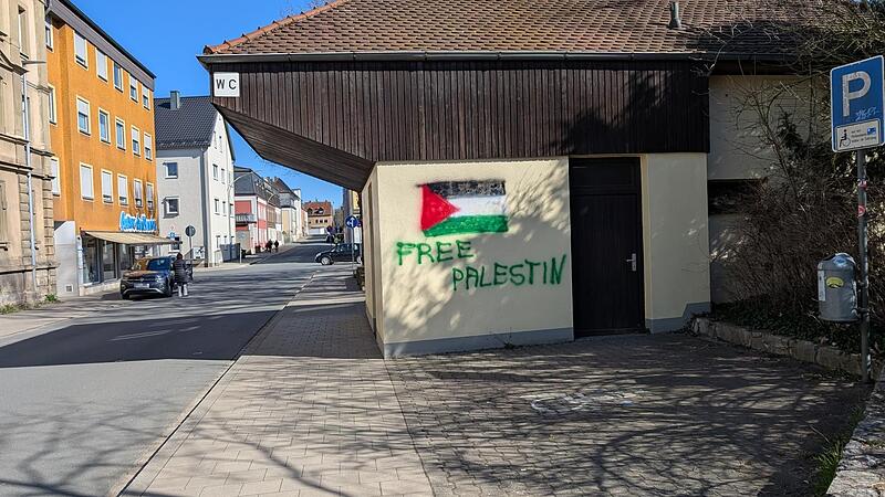 Schriftzug in Forchheim mit Free PalestineForchheim & Fränkische Schweiz