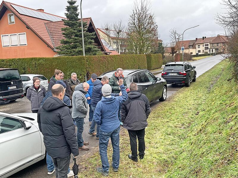 In Eschenbach wurde bei der Ortseinfahrt von Eltmann ein Schutzstreifen entlang der Stra&szlig;e diskutiert, aber wegen der Problematik zwischen Radfahrern und Fu&szlig;g&auml;nger soll es im jetzigen Zustand verbleiben.