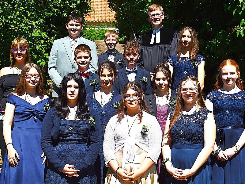 13 Mädchen und Jungen feierten am Pfingstmontag in der Evangelisch-Lutherischen Pfarrkirche von Strössendorf ihre Konfirmation. 13 Mädchen und Jungen feierten am Pfingstmontag in der Evangelisch-Lutherischen Pfarrkirche von Strössendorf ihre Konfirmation.