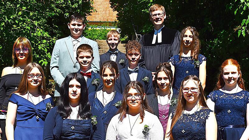 13 Mädchen und Jungen feierten am Pfingstmontag in der Evangelisch-Lutherischen Pfarrkirche von Strössendorf ihre Konfirmation. 13 Mädchen und Jungen feierten am Pfingstmontag in der Evangelisch-Lutherischen Pfarrkirche von Strössendorf ihre Konfirmation.