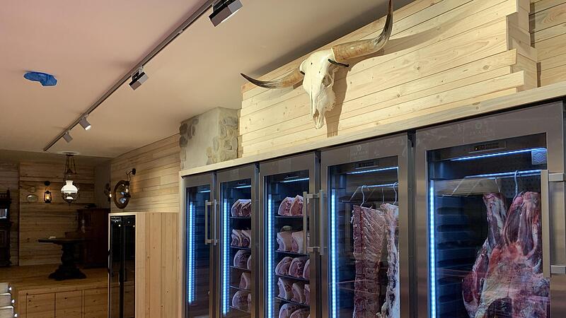 Hingucker im „Master Butcher“ in Coburg: Unten hängt das Fleisch in sogenannten Dry Agern zur Trockenreifung, darüber hängt das Gehörn eines texanisches Longhorns an der Wand. Hingucker im „Master Butcher“ in Coburg: Unten hängt das Fleisch in sogenannten Dry Agern zur Trockenreifung, darüber hängt das Gehörn eines texanisches Longhorns an der Wand.