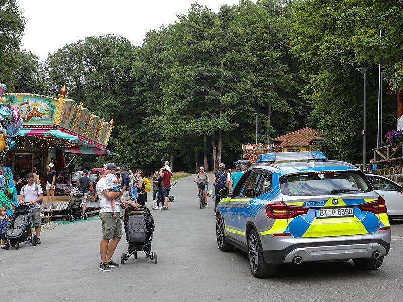 Polizei und Sicherheitsdienst patrouillieren am Fest.Forchheim & Fr&auml;nkische Schweiz