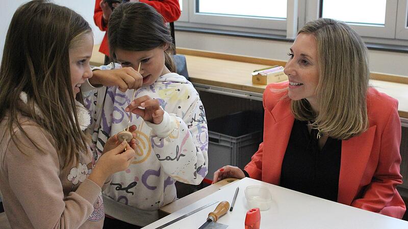 Bayerns Kultusministerin Anna Stolz im Gespr&auml;ch mit Grundschulkindern in der Zeitlofser Grundschule.