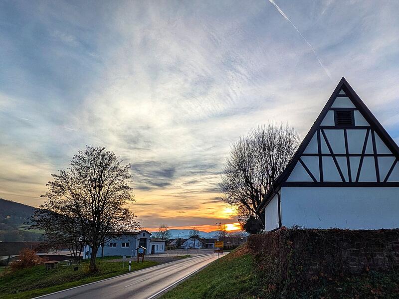 Hier zu sehen: ein wundersch&ouml;ner Sonnenuntergang. Aufgenommen wurden das Bild am Ortseingang von Obererthal in Richtung Hammelburg.