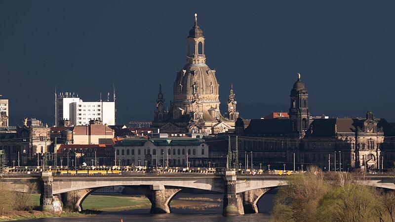Frank Goldammers Krimi „Im Schatten der Wende“ spielt auch in Dresden  – hier ist das bekannte Panorama der Stadt mit der Frauenkirche (Mitte) und dem Ständehaus (rechts) zu sehen.