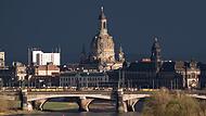 Frank Goldammers Krimi „Im Schatten der Wende“ spielt auch in Dresden  – hier ist das bekannte Panorama der Stadt mit der Frauenkirche (Mitte) und dem Ständehaus (rechts) zu sehen.