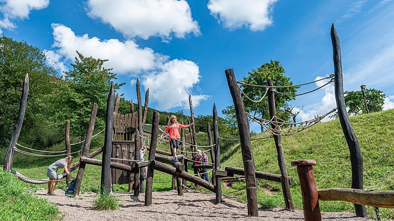 Viel erleben können Familien auf dem Hexenpfad, unter anderem auf einem Naturspielplatz.