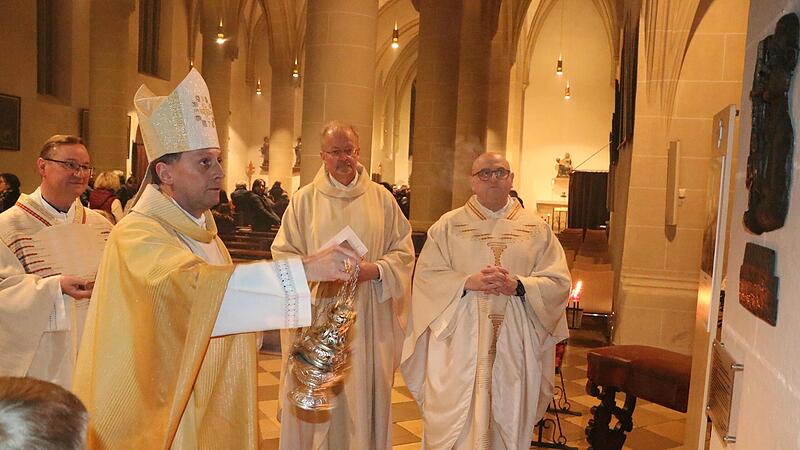 Gedenken am Erinnerungsstein in der Kronacher Pfarrkirche St. Johannes, von links der neue Stadtpfarrer Albert Müller, Erzbischof Herwig Gössl, Domkapitular Thomas Teuchgräber und Pfarrer Sven Raube Gedenken am Erinnerungsstein in der Kronacher Pfarrkirche St. Johannes, von links der neue Stadtpfarrer Albert Müller, Erzbischof Herwig Gössl, Domkapitular Thomas Teuchgräber und Pfarrer Sven Raube