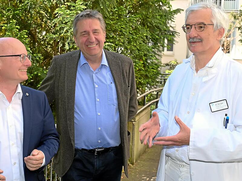 Freuen sich &uuml;ber den gelungenen Neustart des St.-Josef-Krankenhaus: (von links) Dr. Frank Wellmann vom Kooperationspartner Sana Kliniken AG, Krankenhausdirektor Norbert J&auml;ger und Chefarzt Dr. Wolfgang Menger.