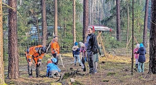 Auch die Umwelt-AG der Grundschule am Heimatring hat etwa 180 B&auml;ume gesetzt.