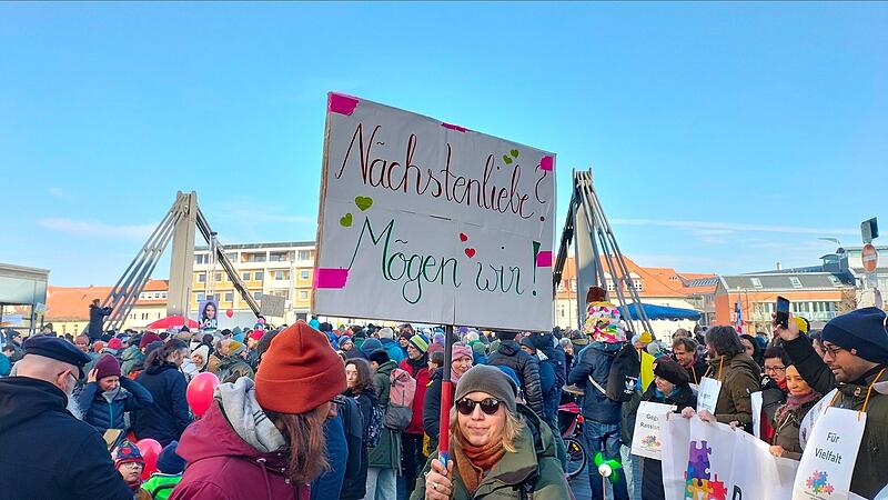 2000 Menschen beteiligten sich am Samstag, 7. Februar, in Bamberg an einer Menschenkette gegen Rechts.