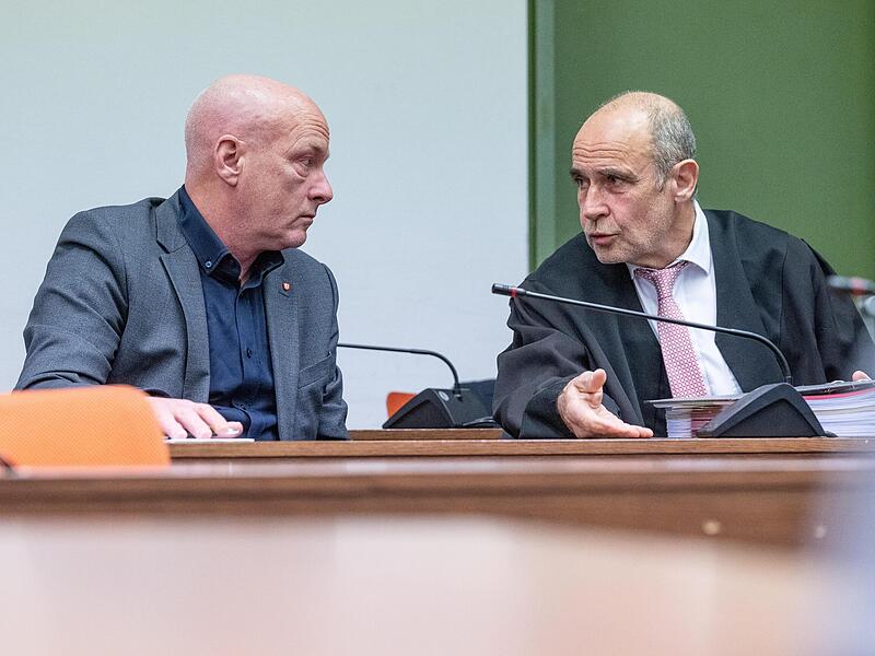 Joachim Wolbergs (l.), fr&uuml;herer Oberb&uuml;rgermeister von Regensburg, sitzt im Verhandlungssaal des Landgerichts neben seinem Verteidiger Peter Witting.   Nun beginnt in M&uuml;nchen die Neuauflage des Prozesses.
