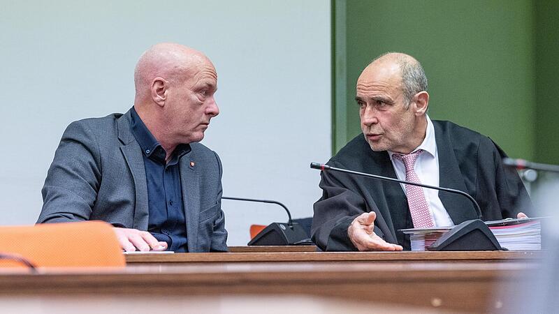 Joachim Wolbergs (l.), fr&uuml;herer Oberb&uuml;rgermeister von Regensburg, sitzt im Verhandlungssaal des Landgerichts neben seinem Verteidiger Peter Witting.   Nun beginnt in M&uuml;nchen die Neuauflage des Prozesses.