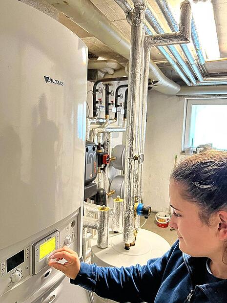 Stefanie Hahn ist eine der noch immer wenigen jungen Frauen, die sich für eine Ausbildung als Anlagenmechanikerin Sanitär, Heizung, Klimatechnik entschieden haben. Sie schnitt als Beste von allen Azubis in ganz Unterfranken ab und wurde Kammersiegerin. Stefanie Hahn ist eine der noch immer wenigen jungen Frauen, die sich für eine Ausbildung als Anlagenmechanikerin Sanitär, Heizung, Klimatechnik entschieden haben. Sie schnitt als Beste von allen Azubis in ganz Unterfranken ab und wurde Kammersiegerin.