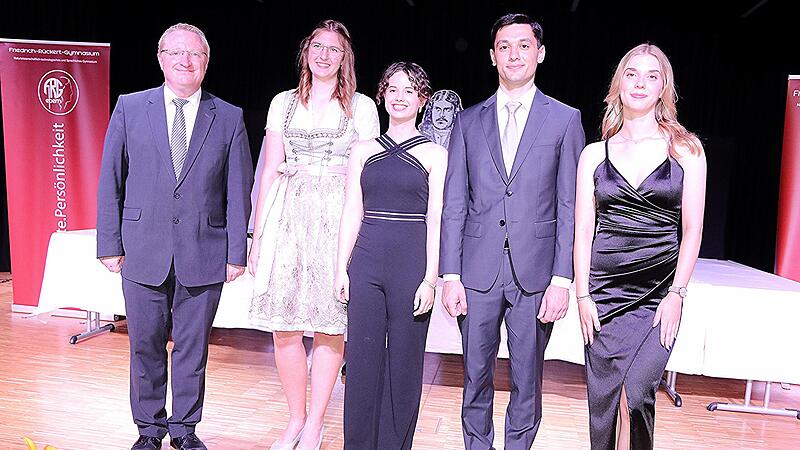 Traumnoten am Friedrich-R&uuml;ckert-Gymnasium haben erreicht (von rechts): Schulbeste Hannah Karl (1,0), Maximilian Saffoure (1,1) Alina Lang (1,3) Pia Schauer (1,1). Mit ihnen freut sich Schulleiter und Oberstudiendirektor Martin P&ouml;hner (links).
