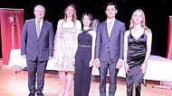 Traumnoten am Friedrich-Rückert-Gymnasium haben erreicht (von rechts): Schulbeste Hannah Karl (1,0), Maximilian Saffoure (1,1) Alina Lang (1,3) Pia Schauer (1,1). Mit ihnen freut sich Schulleiter und Oberstudiendirektor Martin Pöhner (links).