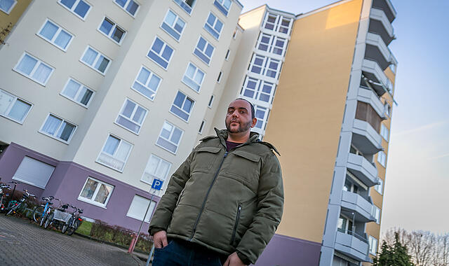 Legionellen, Kakerlaken, kaputte Heizungen: Wie Kamil Kacraciger wohnen zahlreiche Mieter seit Jahren unter teils unw&uuml;rdigen Zust&auml;nden in dem ber&uuml;chtigten Hochhauskomplex in der Regnitzstra&szlig;e. Statt die Missst&auml;nde zu beheben, fordert der Vermieter nun noch Nachzahlungen von mehreren Tausend Euro.