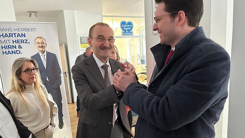 Wahlkampf in CoburgLeipziger Allerlei by os Begegnung im Büro der Coburger CSU: Oberbürgermeister Dominik Sauerteig (SPD, rechts) besuchte die Veranstaltung zum Thema Kaufhof. Hier wird er vom OB-Kandidaten der CSU, Hans-Herbert Hartan, begrüßt.