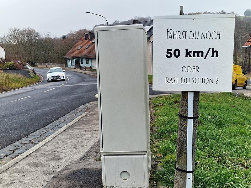 Die Botschaft ist unmissverst&auml;ndlich: Mit selbstgebastelten Schildern machen Premicher B&uuml;rgerinnen und B&uuml;rger auf das Tempoproblem in ihrem Ort aufmerksam.