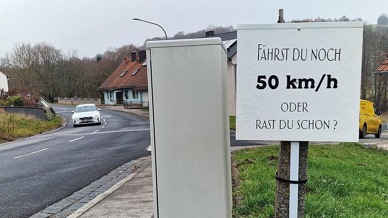 Die Botschaft ist unmissverst&auml;ndlich: Mit selbstgebastelten Schildern machen Premicher B&uuml;rgerinnen und B&uuml;rger auf das Tempoproblem in ihrem Ort aufmerksam.