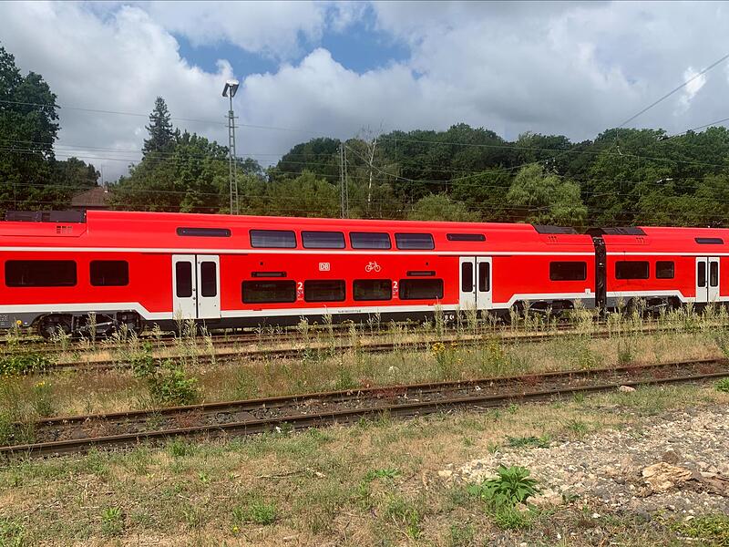 Blickfang am ehemaligen Güterbahnhof in Coburg: Die neuen Züge vom Typ Desiro HC werden zwischen Coburg und Erfurt fast so schnell wie der ICE unterwegs sein. Blickfang am ehemaligen Güterbahnhof in Coburg: Die neuen Züge vom Typ Desiro HC werden zwischen Coburg und Erfurt fast so schnell wie der ICE unterwegs sein.