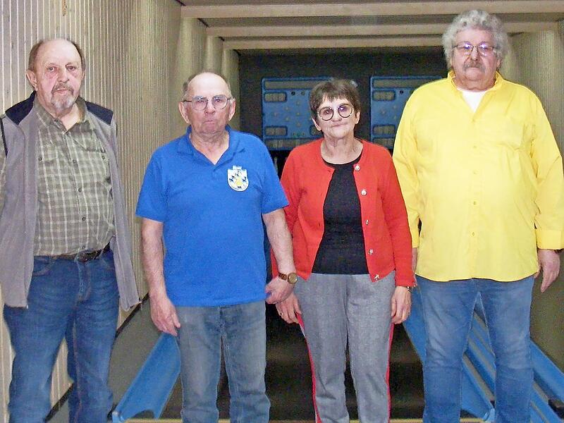 Ehrungen beim SKK Gauaschach: (von links) Helmut Pfeuffer, Werner Vorndran, Maria L&ouml;mmer und Harald Reuter (1. Vorsitzender).