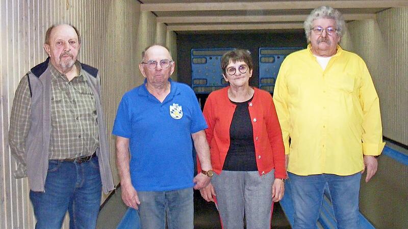 Ehrungen beim SKK Gauaschach: (von links) Helmut Pfeuffer, Werner Vorndran, Maria L&ouml;mmer und Harald Reuter (1. Vorsitzender).