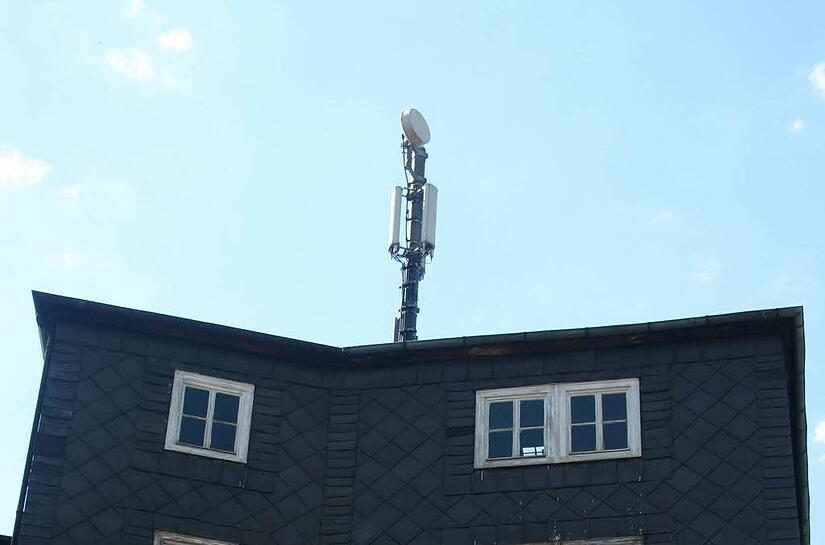 Eine der Mobilfunk-Sendeanlagen im Lichtenfelser Stadtgebiet (auf der Kirschbaummühle in der Coburger Straße).