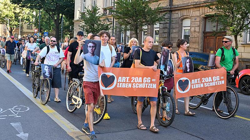 Etwa 35 Unterst&uuml;tzer der Letzten Generation sind am Mittwochnachmittag vom Wilhelmsplatz zum Markusplatz gezogen, um gegen die umstrittene Pr&auml;ventionshaft von derzeit 14 Klima-Aktivisten in Bayern zu demonstrieren, zeigten deren Fotos.