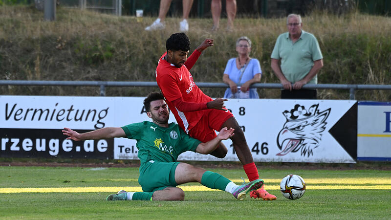 Sport Fußball Saison 2024 / 2025  Bayernliga Nord // 8. Spieltag am Freitag 23.08.2024 Spielort Sportanlage Erlangen Paul-Gossen-Str. 58, Platz 1  Spielbeginn 19.00 h ATSV Erlangen  gegen TSV Neudrossenfeld Halbzeitergebnis Endstand Jonas Larkow gegen Da